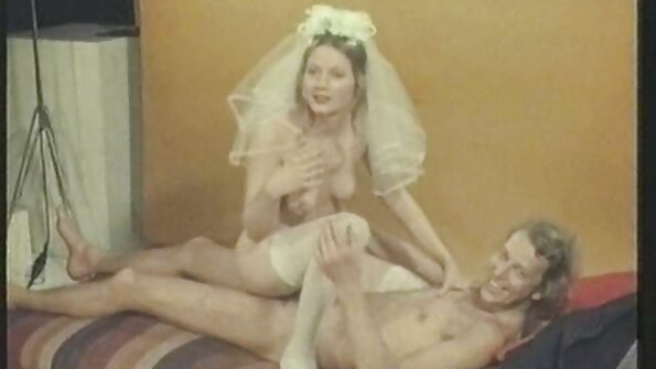 Izkušena dama okusi mladega tiča v svoji kunny