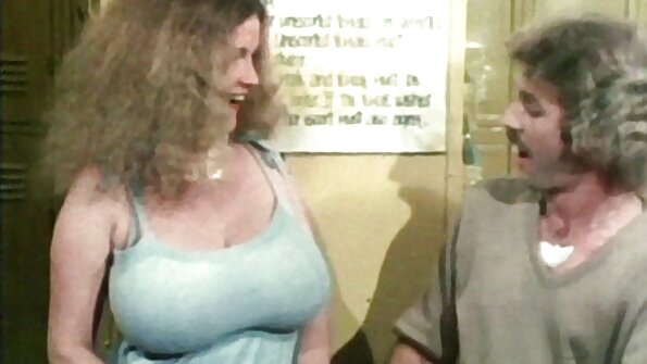 Prisrčna blondinka s seksi muco je lizala svojo pizo