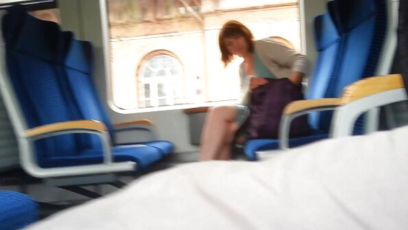 Dildoji gredo v sladke mokre reže najstniških drobnih lezbijk