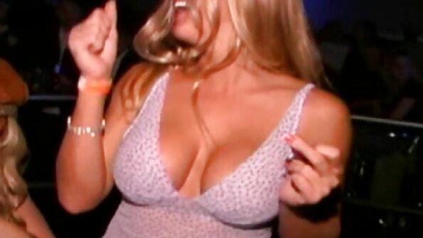Čudovita blondinka pornozvezdnika se pribije s čeden porno žrebec