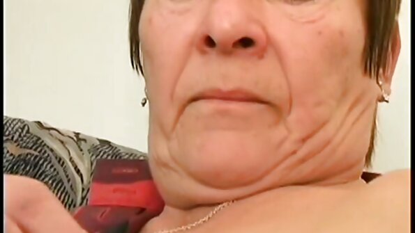 Cutie na mizi za biljard se igra s svojo mokro pizo