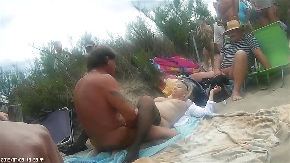 Sočna rjavolaska Natalie Heart se zajebava s svojim fantom na bazenu